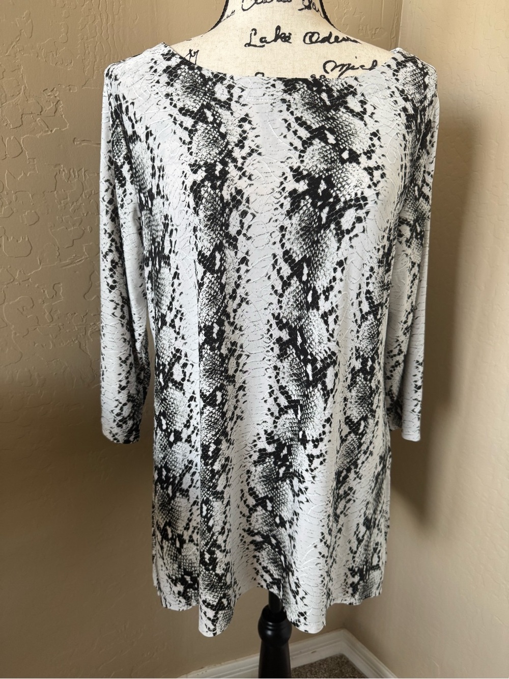 JM Collection Women’s Black and White Snakeskin Printed Tunic Medium